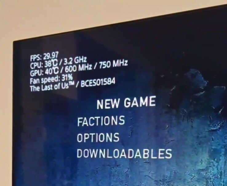 A PS3 Slim Pro képernyőn megjelenő statisztikái a The Last of Us játék futtatásakor 38 °C-os CPU-t, 40 °C-os GPU-t és 31%-os ventilátorsebességet mutatnak. (Kép forrása: Fun-Equivalent-7785 via Reddit / r/PS3)