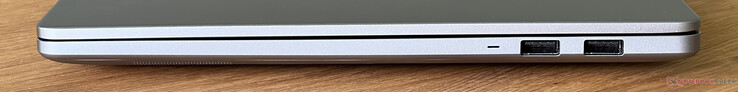 Jobbra: 2x USB-A 3.2 Gen 1 (5 Gbit/s)