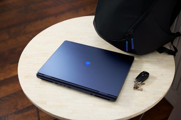 Az Alienware 16X Aurora egyetlen színben kapható, Interstellar Indigo néven, amely szatén kivitelű.