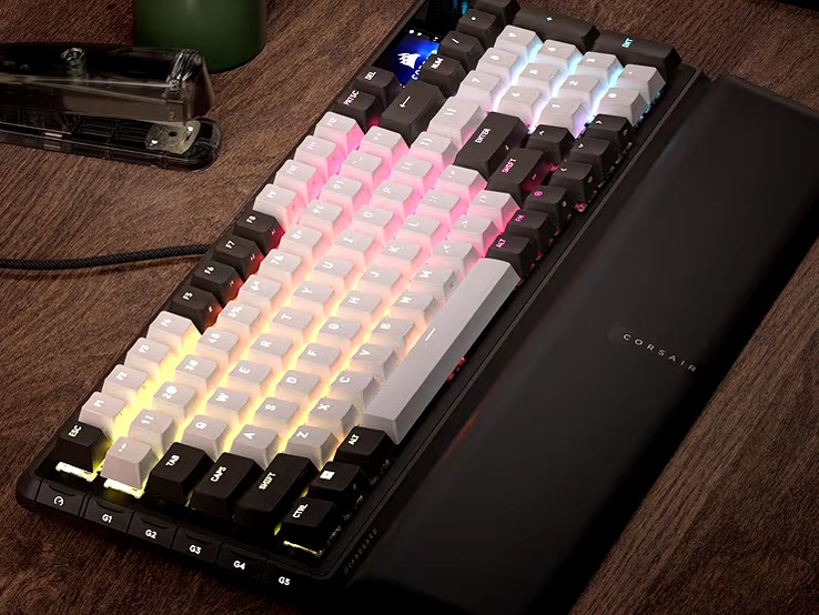 A normál Vanguard 96 (a képen) a Hall-effektes MGX kapcsolókat mechanikus billentyűkre cseréli. (Kép forrása: Corsair)