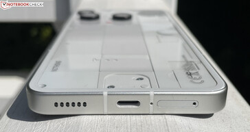 Alul: USB-C 2.0, mikrofon, kettős SIM-kártya