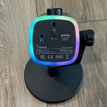 Alul: 3,5 mm-es fejhallgató-csatlakozó, bekapcsoló/RGB gomb, zajszűrési gomb, USB-C töltő-/csatlakozóaljzat