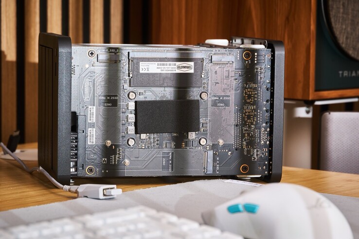 Az F4-425 Plus alaplapon három M.2-2280-as bővítőhely található.