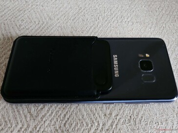 A mágneses borítás biztonságosan rögzül az okostelefonhoz, ha nem használunk tokot; egyébként a mellékelt mágneses gyűrűt használjuk.