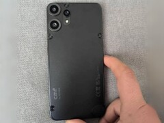 Más Redditors már megjegyezte, hogy a telefon lehet, hogy egy kicsivel kisebb, mint az elődje (Kép forrása: PanickCat via Reddit)