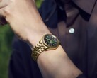 A csuklón viselt Seiko Presage Classic x Tradman’s Bonsai karóra, arany színű tokjával és karkötőjével, valamint sötétzöld számlapjával.