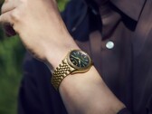 A csuklón viselt Seiko Presage Classic x Tradman’s Bonsai karóra, arany színű tokjával és karkötőjével, valamint sötétzöld számlapjával.