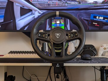 A kormánykerék összehangolva a pilótafülke nézetével az Assetto Corsa Competizione-ban.