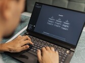 Egy személy egy laptopon gépel, miközben a ChatGPT kezdőlapja megnyitva van