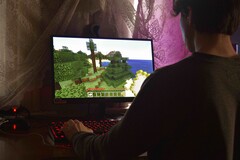 A képen egy személy látható, aki PC-n Minecraftot játszik