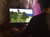 A képen egy személy látható, aki PC-n Minecraftot játszik 