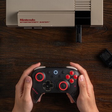 A 8BitDo Ultimate 2 Bluetooth - NES 40th Limited Edition NES Retro vevőegységgel van ellátva, így a NES-sel is használható. (Kép forrása: 8BitDo)