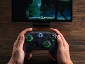 A 8BitDo Ultimate 2C vezeték nélküli vezérlő mostantól átlátszó fekete változatban is elérhető. (Kép forrása: 8BitDo)