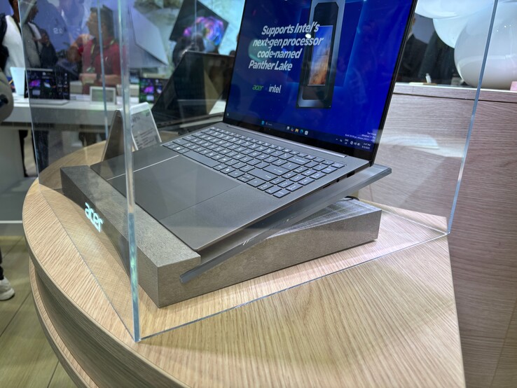 Acer Swift 16 AI a bal oldalról. A kép forrása: Acer Acer Acer Acer Acer (képünkön): Notebookcheck)