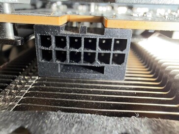 Égett Sapphire Nitro RX 9070 XT tápcsatlakozó. (Kép forrása: r/pcmasterrace a Reddit-en)