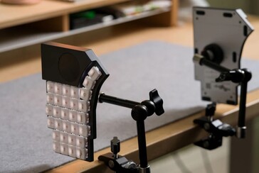 MoErgo Go60 függőlegesen egy íróasztalra szerelve (Kép forrása: MoErgo)