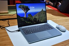 Lenovo IdeaPad Vibe 14, Chill Blue színben.