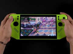 MSI Claw A8 kézi játékkonzol zöld színben, a Teenage Mutant Ninja Turtles játékkal: Shredder's Revenge, a képernyőn megjelenő teljesítménymutatók pedig alacsony TDP-t és akkumulátor-felvételt mutatnak. (Kép forrása: ETA Prime a YouTube-on)