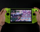 MSI Claw A8 kézi játékkonzol zöld színben, a Teenage Mutant Ninja Turtles játékkal: Shredder's Revenge, a képernyőn megjelenő teljesítménymutatók pedig alacsony TDP-t és akkumulátor-felvételt mutatnak. (Kép forrása: ETA Prime a YouTube-on)