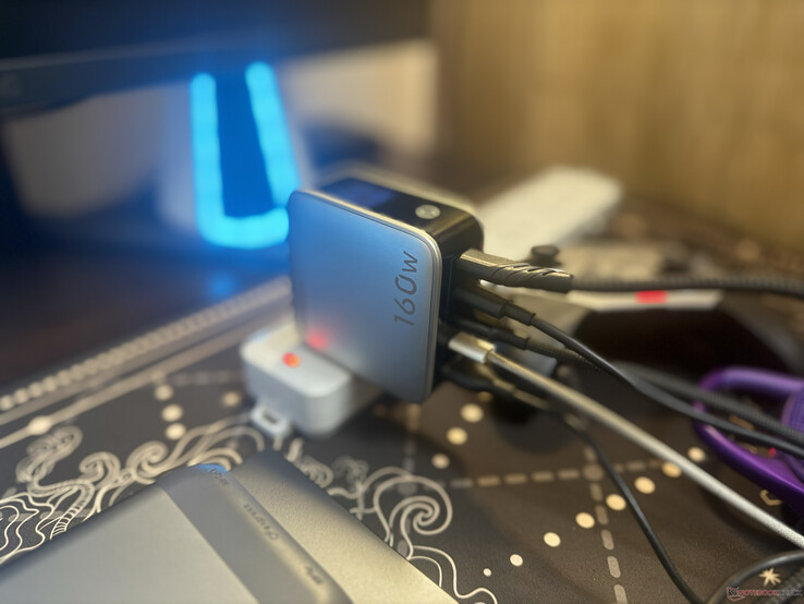 Az Ugreen Nexode Pro 160 W egyszerre öt eszközt táplál