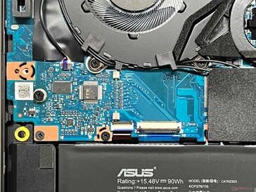 Másodlagos SSD-hely (PCIe 4.0 x2)