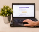 Asztalon álló laptop, amelyen egy megnyitott e-mail beérkező levelek mappa látható, mellette egy cserepes növény.