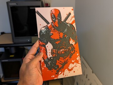 Hueforge Deadpool fekete, fehér, szürke és piros PLA felhasználásával.