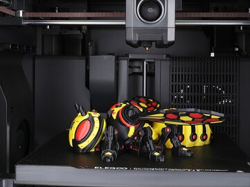 Többszínű 3D nyomtatás egy darázsról a Centauri Carbon 2 Combo belsejében. (Kép forrása: Elegoo)