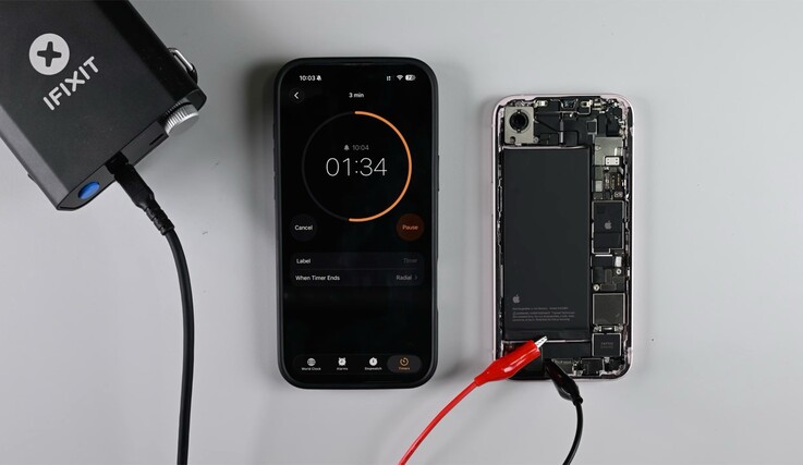 Az iPhone 17e akkumulátorát úgy lehet eltávolítani, hogy alacsony feszültséget alkalmazunk a ragasztóanyag feloldásához.