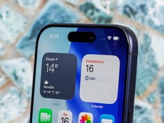 A képen látható iPhone 17 Pro utódja kisebb lyuknyílást kaphat (Kép forrása: Notebookcheck)