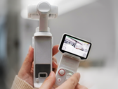 Az Insta360 Luna Ultra levehető távirányítóval rendelkezik, érintőképernyővel.