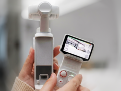 Az Insta360 Luna Ultra levehető távirányítóval rendelkezik, érintőképernyővel.