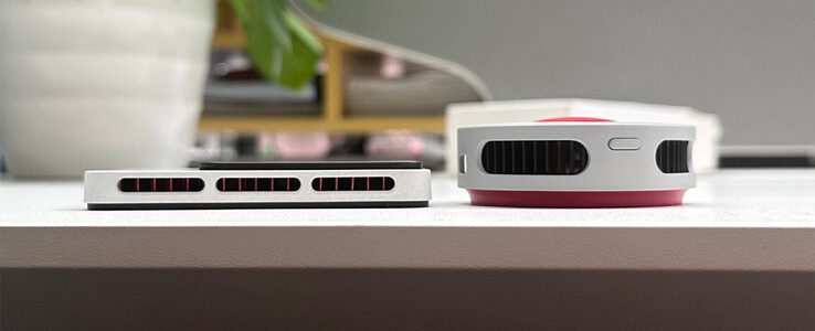 A OnePlus új mágneses hűtője állítólag 1 cm vastag lesz. A képen a régebbi mágneses hűtő mellett.