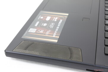 Nagy rácsok a tenyértámaszon a felfelé irányuló hangszórók számára