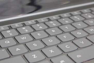 A gépelési élmény közelebb áll egy IdeaPadhez, mint egy ThinkPadhez