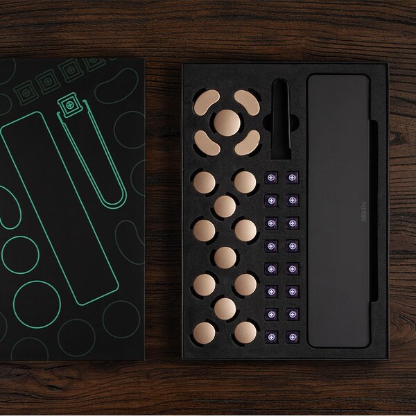 A 8BitDo Upgrade Kit for Arcade Controller kiegészítő billentyűzeteket és egy tenyértámaszt tartalmaz.