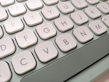 Kulcsgödrök, betűk és textúra közelről. (Kép forrása: Notebookcheck)