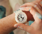 A Casio G-Shock GA2100CROCS25-7 (a képen) egyedi Crocs-logóval van ellátva a számlapon. (Kép forrása: Casio)