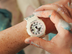 A Casio G-Shock GA2100CROCS25-7 (a képen) egyedi Crocs-logóval van ellátva a számlapon. (Kép forrása: Casio)