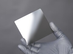 A Cerabyte célja az ultrasűrű, tartós archiválási tárolás. Képeken: A Cerabyte üvegkerámia tárolója (Kép forrása: Cerabyte)