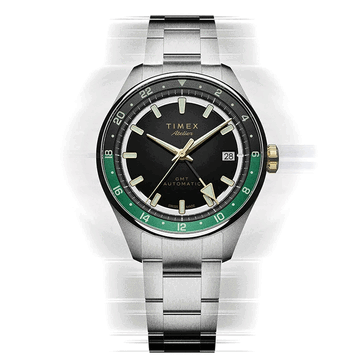 Timex Atelier GMT Première M1a fekete számlappal, zöld GMT-gyűrűvel és rozsdamentes acél szíjjal.
