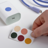 Az IKEA Sjöss 65W-os, 1 portos USB-töltő a mellékelt matricákkal testre szabható. (Kép forrása: IKEA)