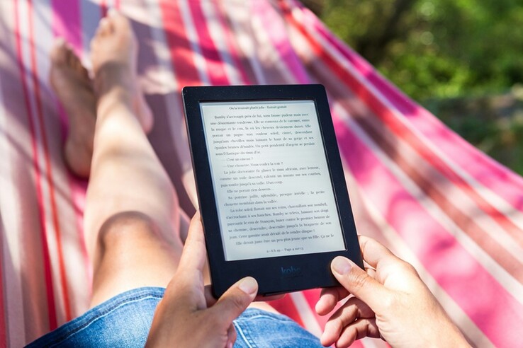 Hátradőlni egy Kindle segítségével - mert semmi sem sugallja jobban, hogy "elfoglalt vagyok, pihenek", mint elmerülni egy jó könyvben a nap alatt. (Kép forrása: Perfecto Capucine - Unsplash)