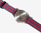 A Noah x Timex MK1 Anchor óra hátulnézete, amelyen látható a gravírozott rozsdamentes acél hátlap és a sötétkék-piros szövet szíj.
