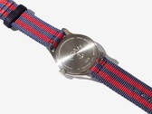 A Noah x Timex MK1 Anchor óra hátulnézete, amelyen látható a gravírozott rozsdamentes acél hátlap és a sötétkék-piros szövet szíj.
