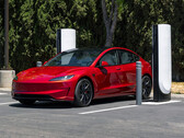Tesla Model 3 egy szupertöltőnél. (Kép forrása: Tesla)