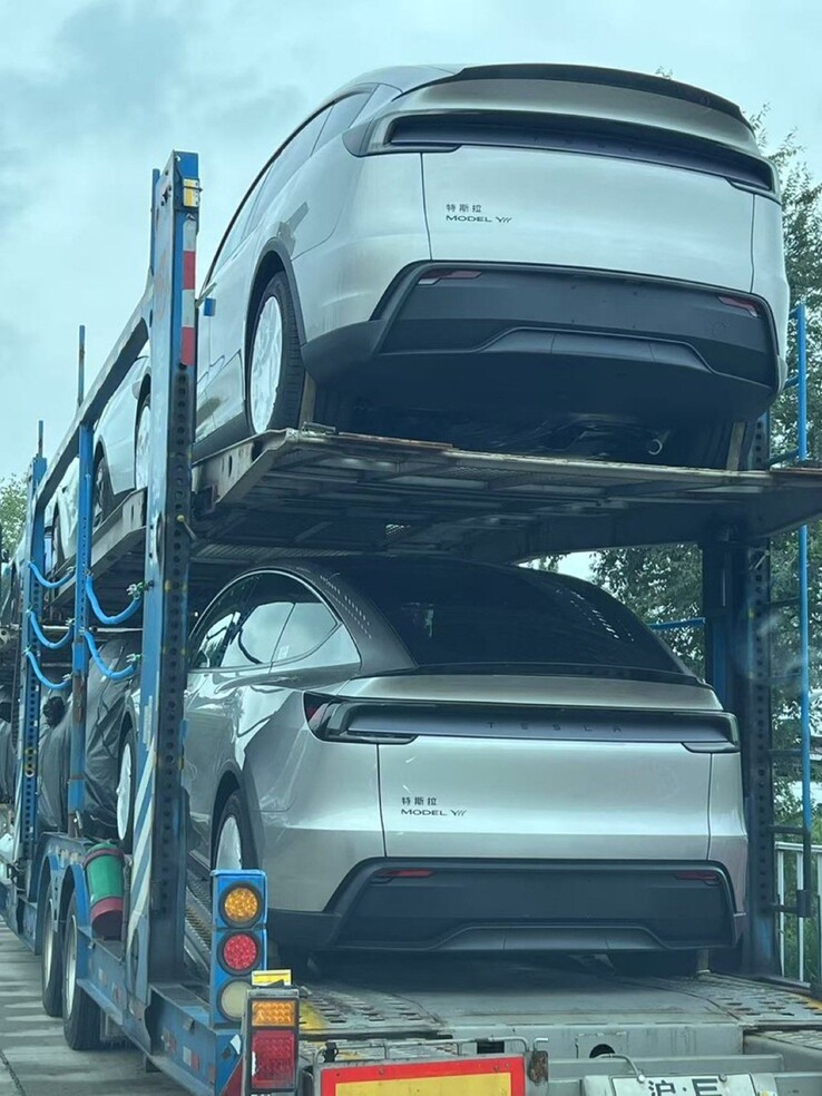 Tesla Model Y Ls egy kínai autószállítón (Kép forrása: TslaChan on X)