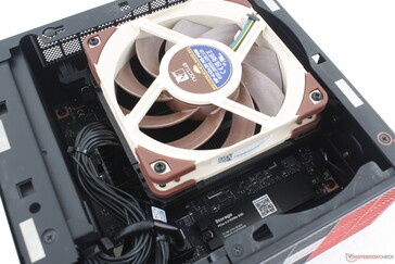 A fő oldalsó panel eltávolításával láthatóvá válik a ventilátor és az elsődleges M.2 SSD foglalat