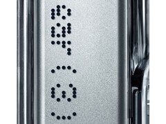 A Nothing Ear (3) szárán a márkajelzés látható. (Kép forrása: Nothing on X)