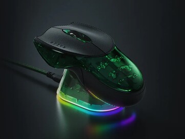 Razer Boomslang 20th Anniversary Edition a Mouse Dock Pro töltőállomáson. (Kép forrása: Razer)